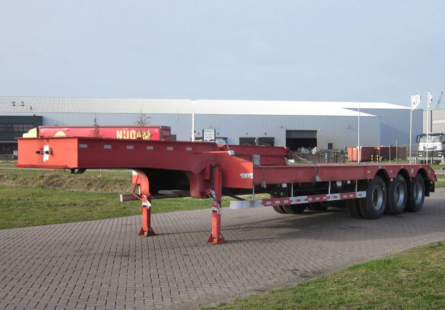 Low flatbed semi-trailer