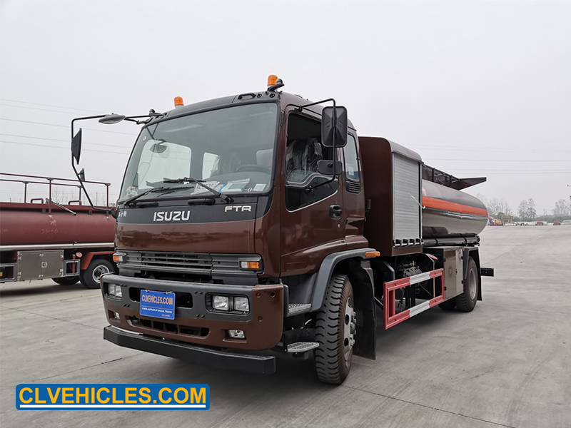 Aircraft refuelling truck