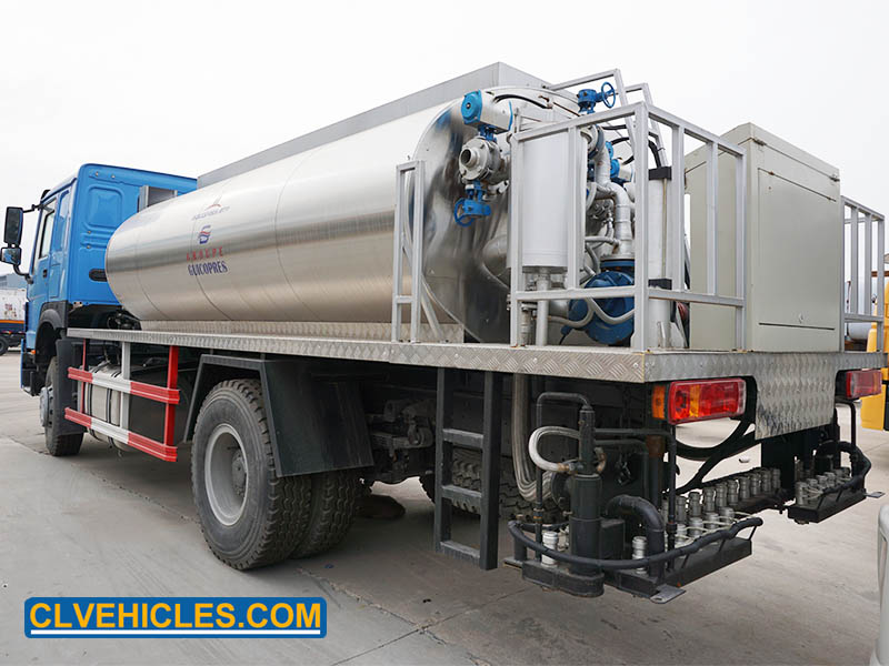 Bitumen truck