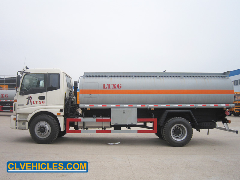 Oil tank truck