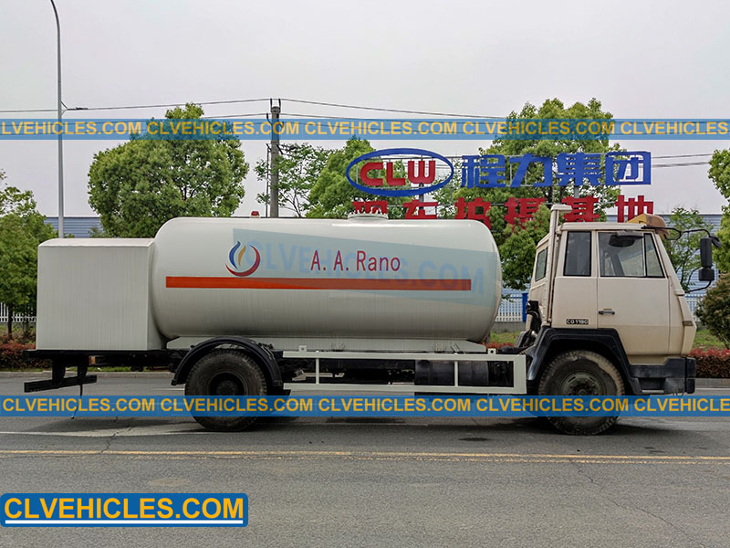 LPG tank truck with dispenser