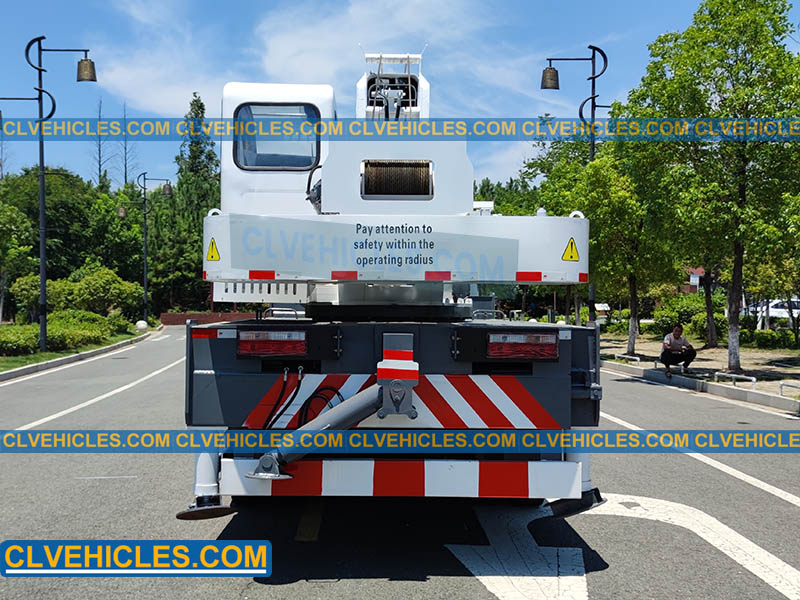 truck with crane