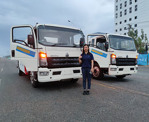 Two Units of HOWO 10CBM Refueling Trucks Ship to Uganda