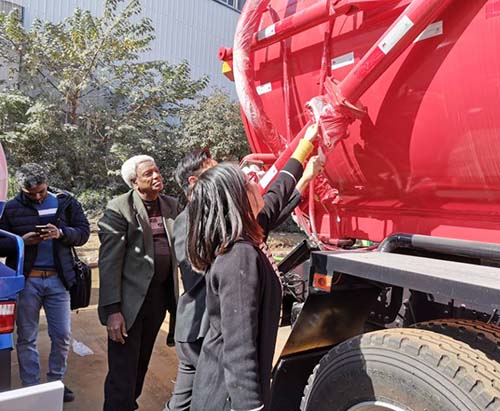 Customers From Kenya Come To Visit CLVEHICLES.COM And Study Vacuum Truck