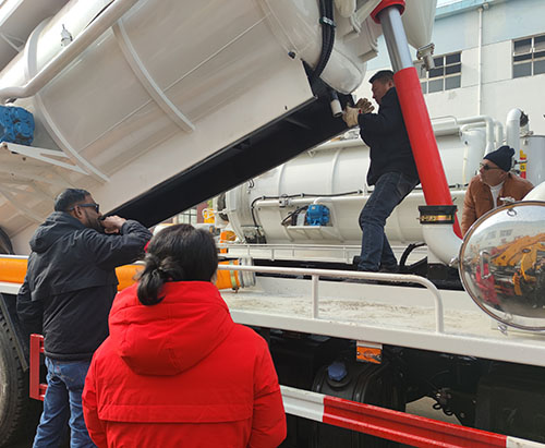 UAE Customer for Inspection of Combin Sewage Tank Truck Production