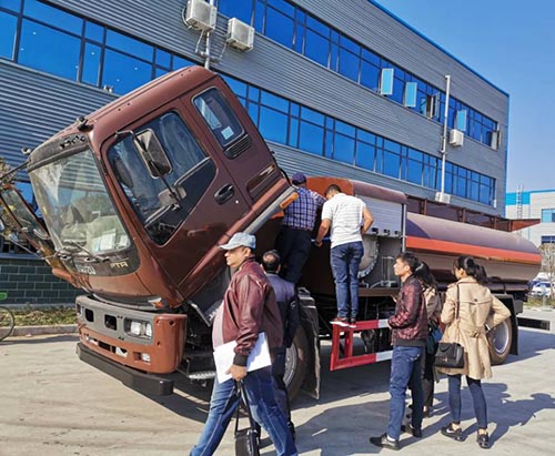 Customers From Bangladesh Come To Inspect ISUZU FTR Helicopter Refueling Truck